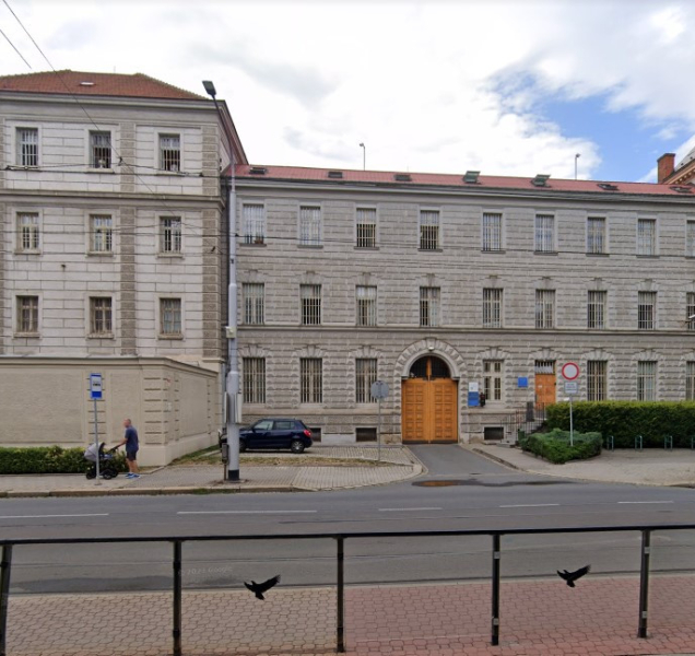 Policie hledá uprchlého vězně. Utekl vězeňské stráži v Olomouci