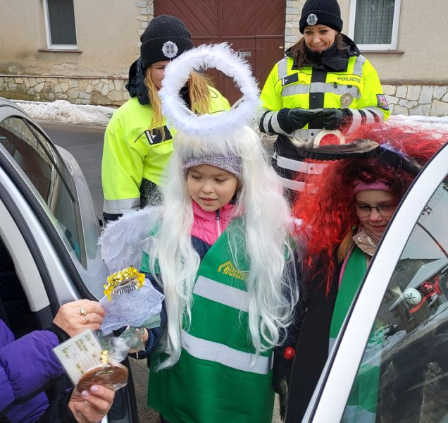 Děti dohlížely na dodržování pravidel na silnicích s policisty