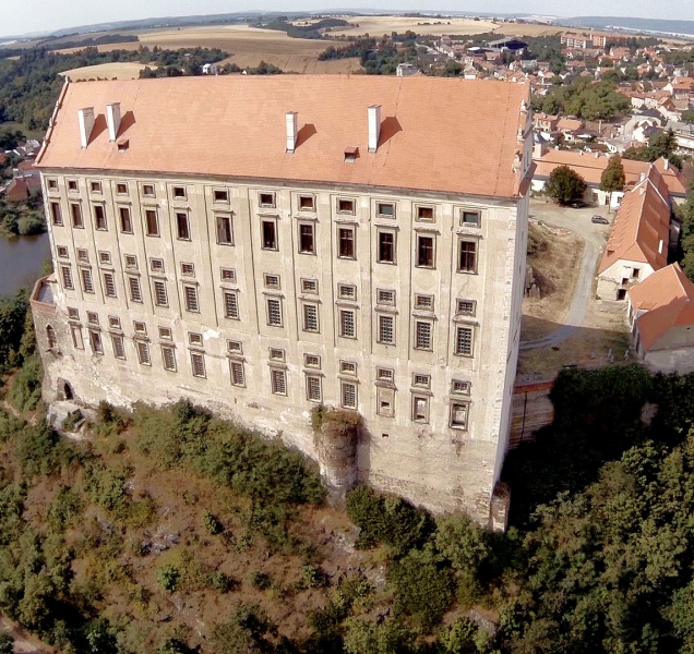 Plumlov nemá na opravu zámku, pořádá sbírku