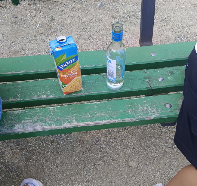 Školáci popíjeli vodku s džusem přímo na dětském hřišti