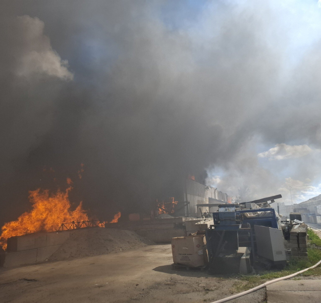 Třídírna plastu shořela. Místo požáru hlídá hasičská laboratoř