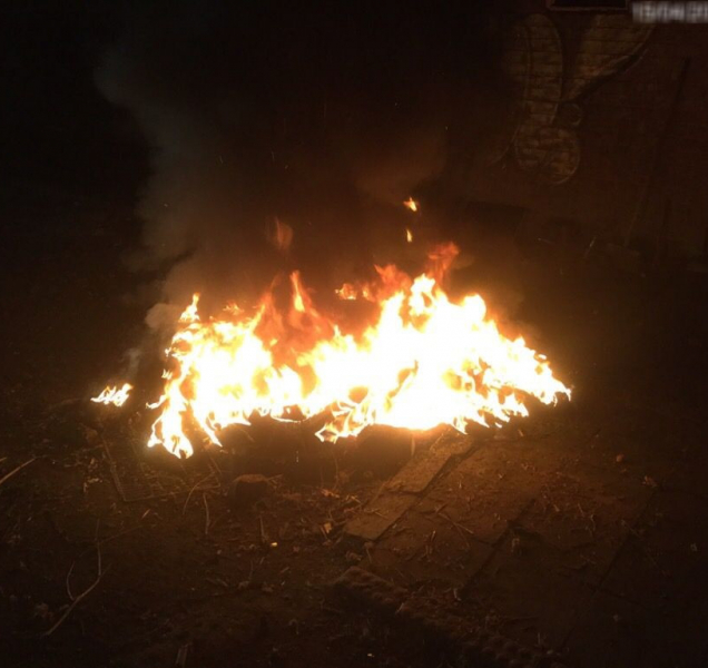 Muž si chtěl přitopit pneumatikami