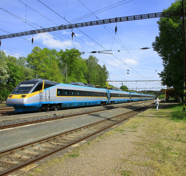 Vlak na přejezdu v Holici srazil člověka