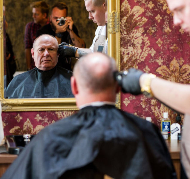 Cítím se jako nahej v trní, řekl oholený Okleštěk