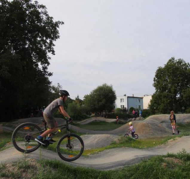 Ve Velké Bystřici otevřeli nový pumptrack pro cyklisty