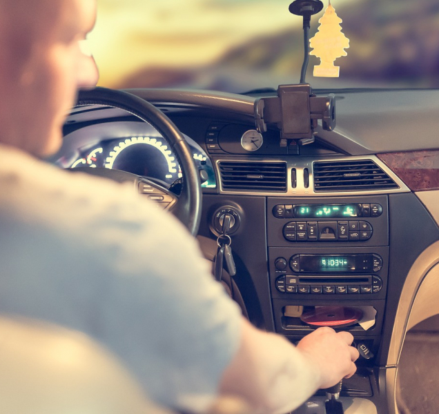 Policisté o víkendu řešili opilého řidiče i rozbitou výlohu