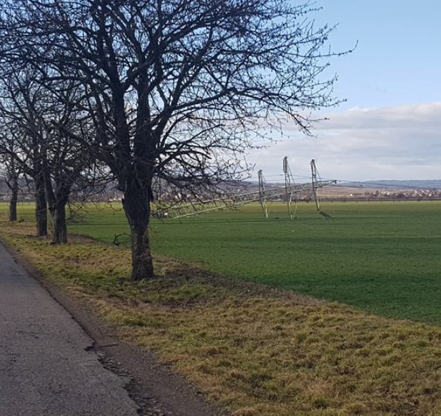 Hasiči během celého včerejška zasahovali u následků vichřice