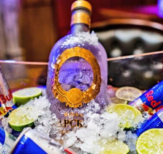 Mladík utíkal s košíkem plným alkoholu