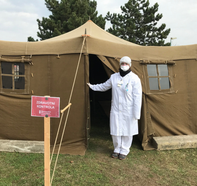 Zdravotníci za sebou mají náročný týden, stále chybí materiál