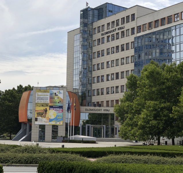 Budova kraje se rozsvítí modře