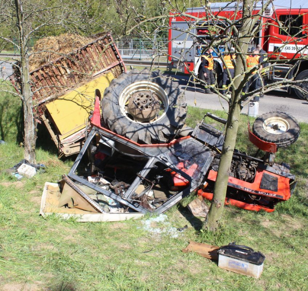 Řidič v Plumlově převrátil na bok svůj traktor