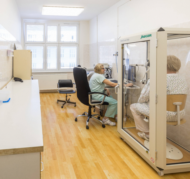 Počet momentálně nakažených koronavirem klesl pod tři sta