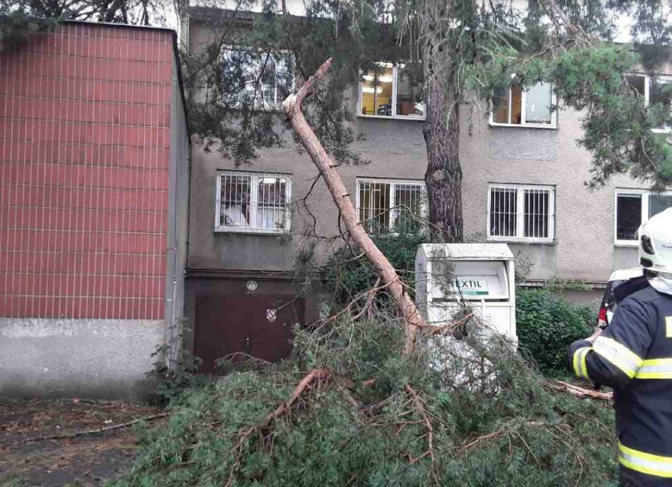 Hasiči stále odstraňují následky silných bouří z noci