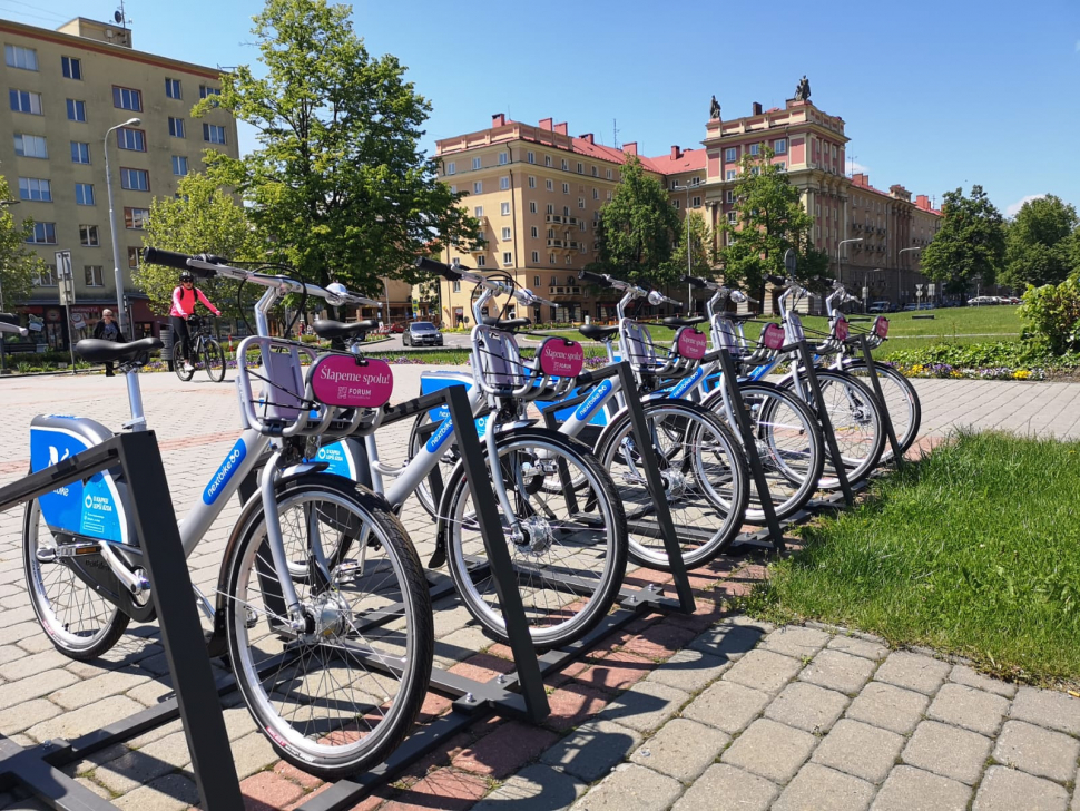 Sdílená kola na 30 minut zdarma, koloběžky bez nástupní taxy