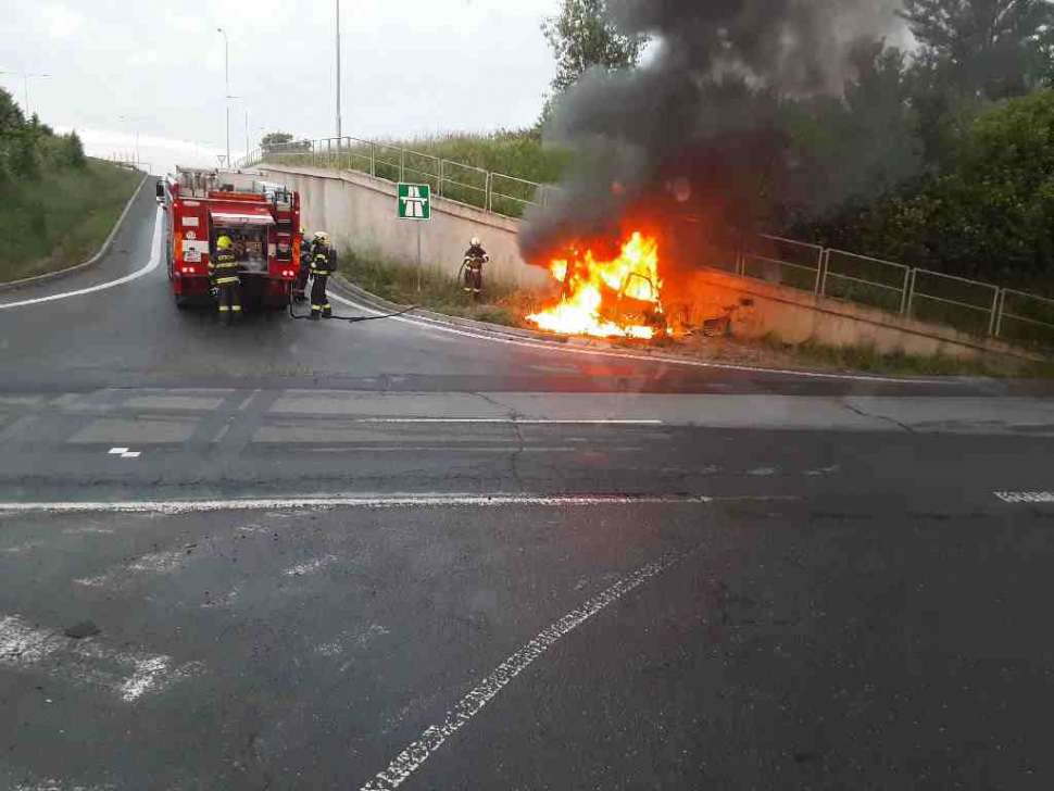 Po nárazu hořelo auto, řidiče už nezachránili