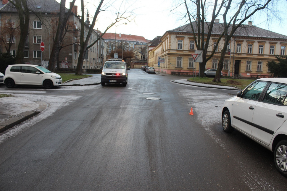 Řidič srazil a zranil chodkyni a z místa nehody pak ujel