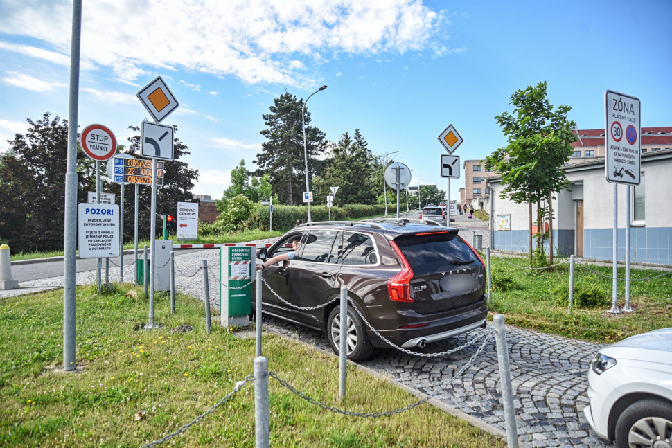 Fakultní nemocnice rozšíří vjezd, přibude brána i parkovací stání