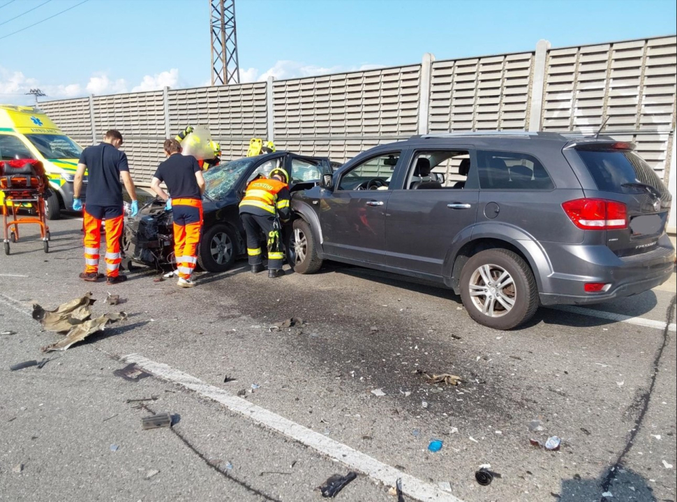 Zraněné museli hasiči vyprostit z vozu. Vážná nehoda tří aut zastavila dopravu