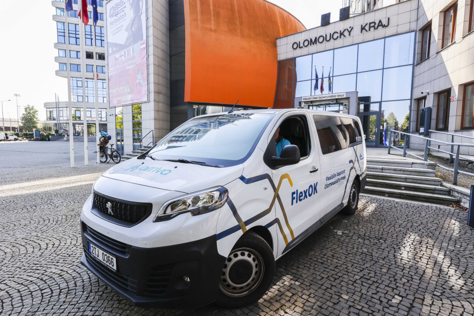 Nový systém dopravy. Místo autobusů jezdí kolem Lipníku taxíky