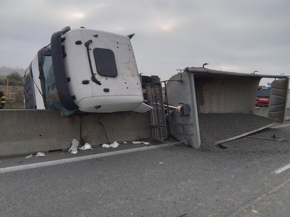 Na kruhovém objezdu spadlo nákladní auto na osobní vůz, řidič zemřel