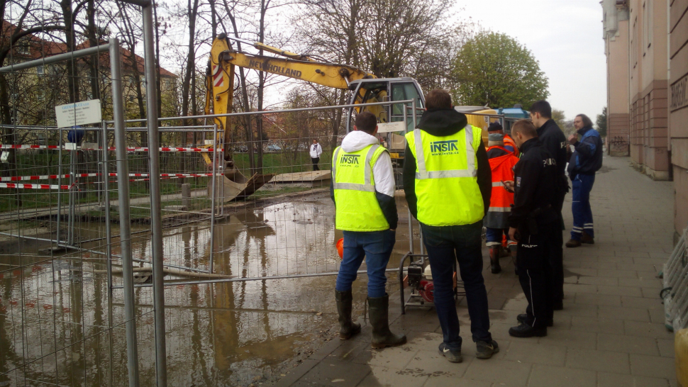 Při práci na mostu prokopli dělníci vodovodní trubky