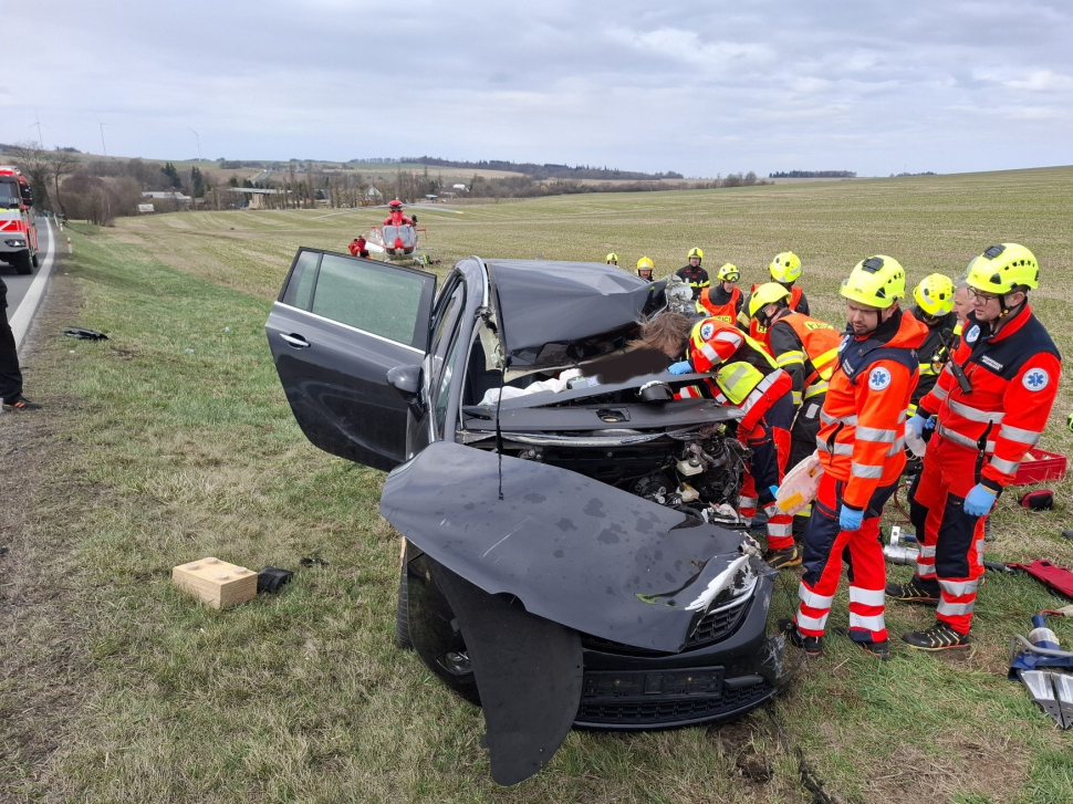 Autobus se střetl s osobním autem, řidičku vyprošťovali hasiči