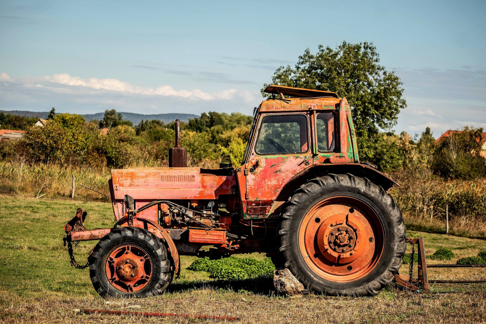 V Dluhonicích se převrátil traktor s vlečkou