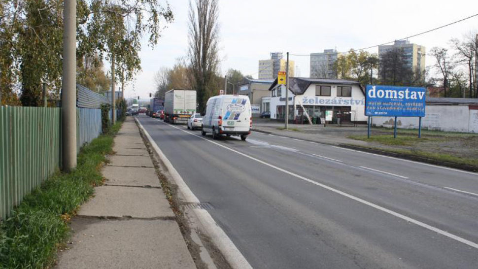 Stavba silnice v Polní ulici se mírně opozdí