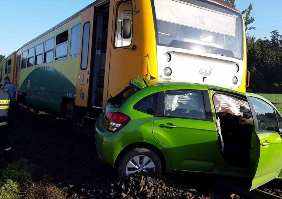 Hrůza v Bystřici: Vlak táhl auto 150 metrů!